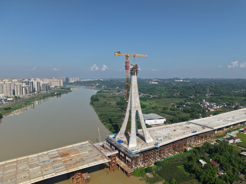 又一世界纪录！成都东西城市轴线沱江大桥主塔封顶