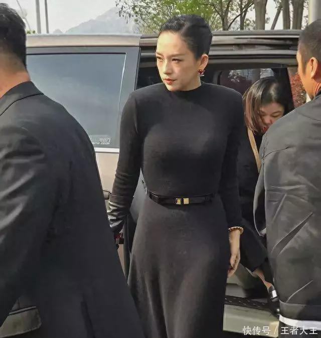 离婚后的章子怡紧身裙搭配“妈妈肚”惊艳全场！