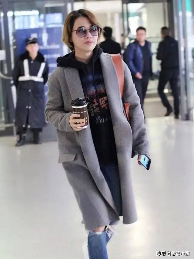 看了50岁梅婷的穿搭我悟了：灰色不配亮色、白色才更高级减龄